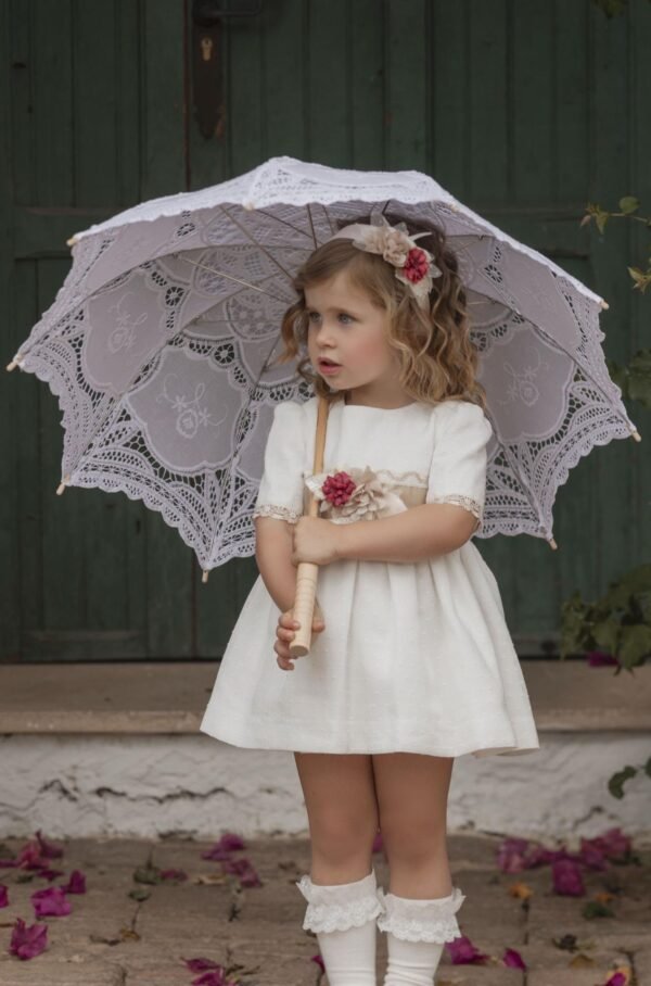 vestido niña ceremonia beige y crudo ,detalle flores en la cintura Miranda