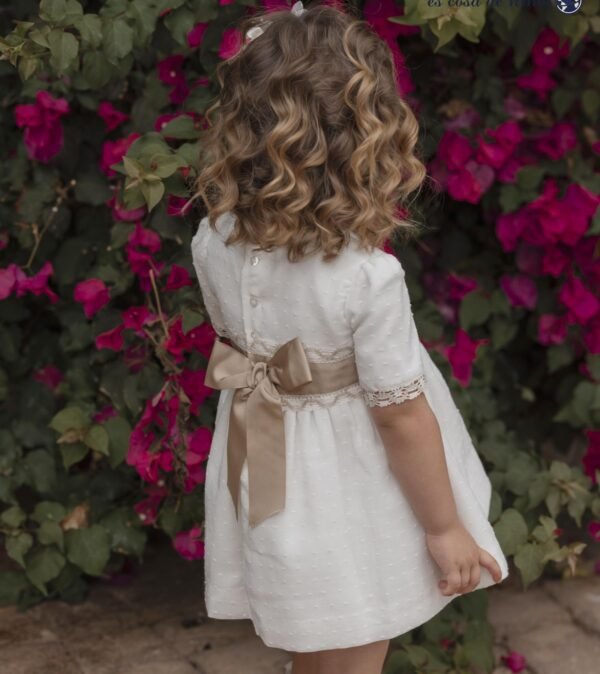 vestido niña ceremonia beige y crudo ,detalle flores en la cintura Miranda - Imagen 2